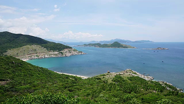 夏日海湾和海岸的海景，随着时间的推移，白云在奔跑视频素材