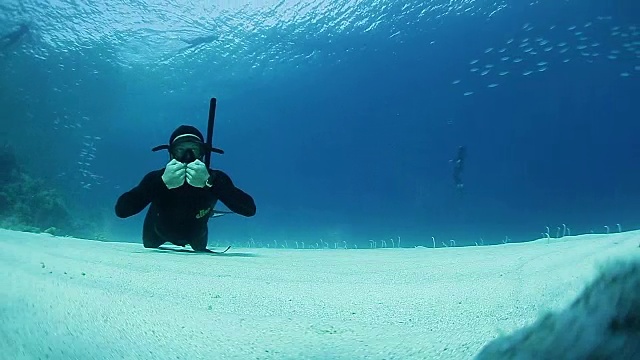 自由潜水者在水下制造环状气泡视频素材