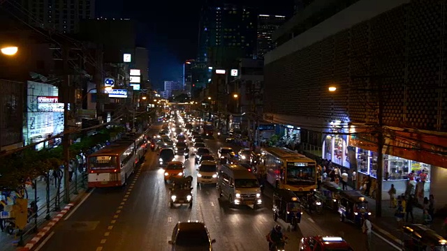 夜间曼谷交通街商场步行桥全景4k泰国视频素材