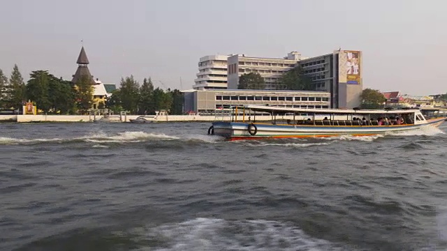 日落时间曼谷湄南河交通，渡边全景4k泰国视频素材