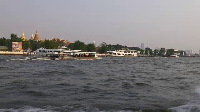 日落时间曼谷湄南河交通，乘坐河边渡轮全景4k泰国视频素材