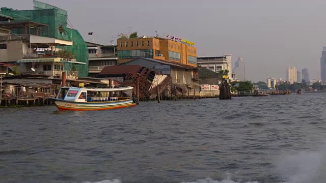 傍晚曼谷湄南河交通，乘渡轮游览4k泰国全景视频素材