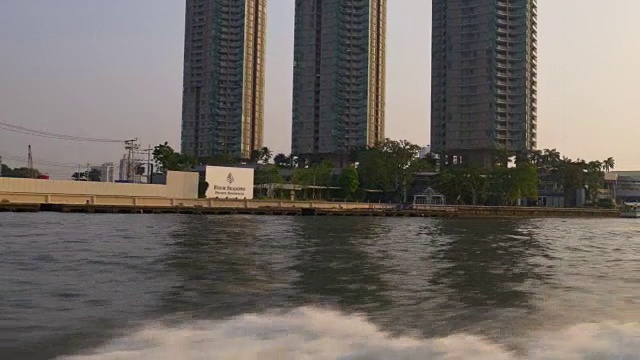 日落曼谷湄南河交通渡轮乘坐施工全景4k泰国视频素材