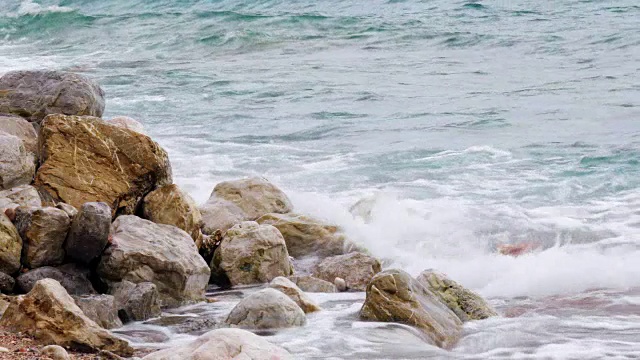 美丽的海滩岩石在海滩上溅起的海浪-夏季宁静的目的地旅行4K视频背景视频下载