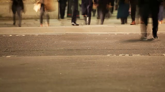 英国伦敦，行人在晚上穿过马路视频素材