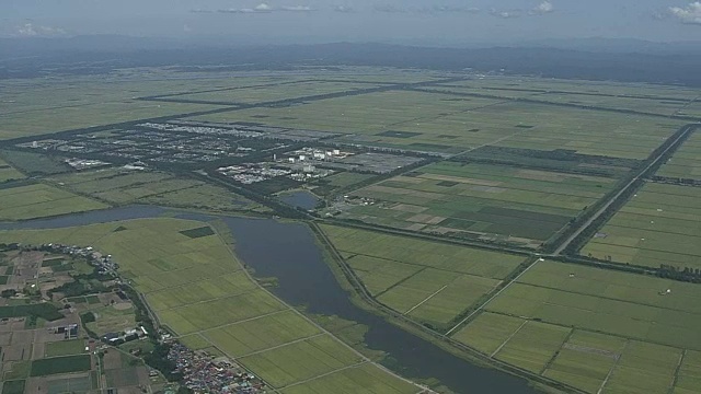 空中，日本秋田绪方的农田市区视频素材