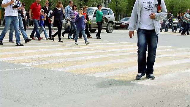 人们在人行横道处过马路。视频素材