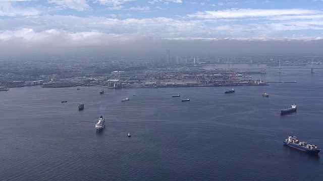 日本横滨沿海系泊船舶的航拍视频素材