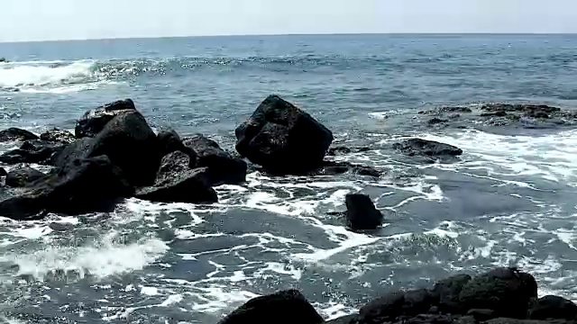 夏威夷科纳黑色熔岩岩上的海浪视频素材