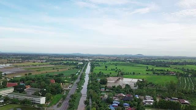 鸟瞰图农田与各种类型的农业和灌溉渠道在泰国农村视频素材