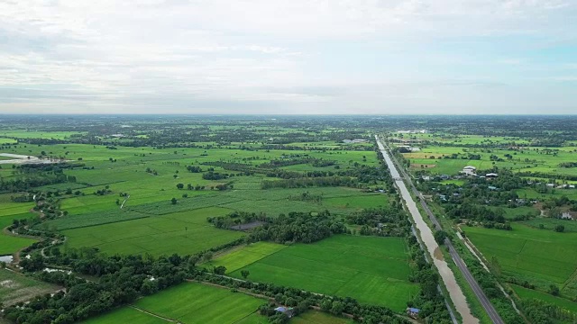 鸟瞰图农田与各种类型的农业和灌溉渠道在泰国农村视频素材