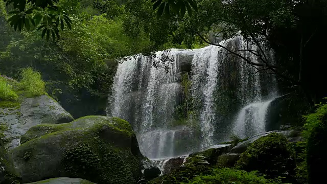 美丽的瀑布瀑布在泰国的福斯里兰卡国家公园视频素材