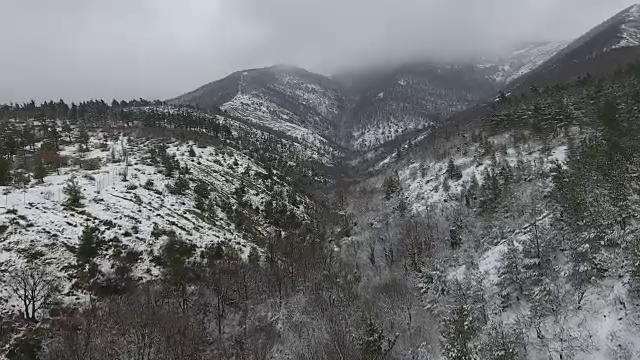 阴沉的冰雪覆盖的山脉，鸟瞰图视频素材