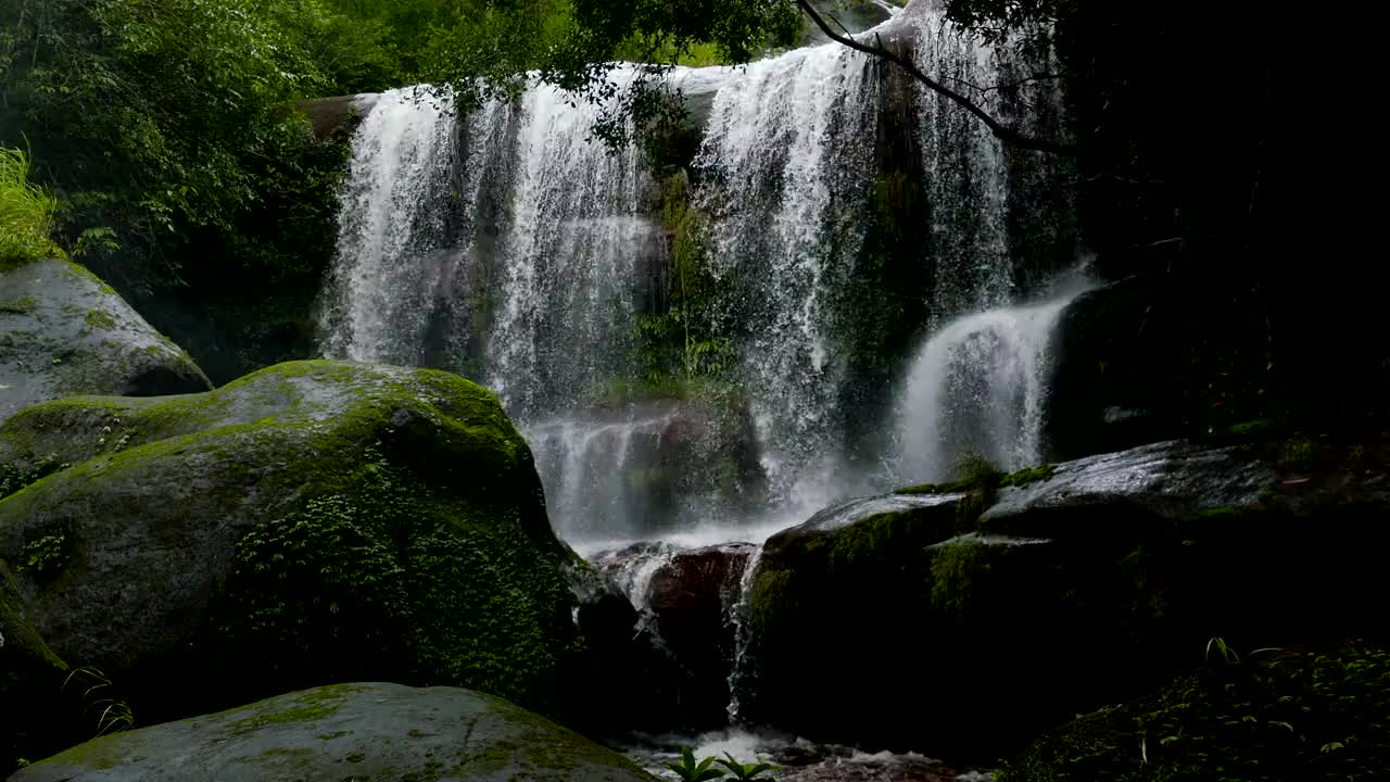 泰国Phu Lanka国家公园里美丽的瀑布视频素材