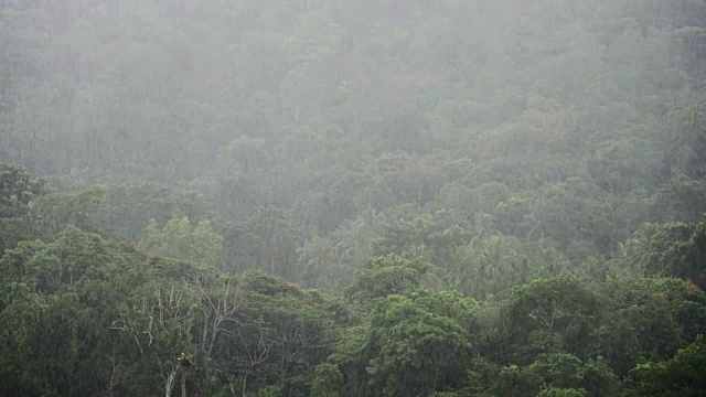 雨点运动与云风暴在山上视频素材