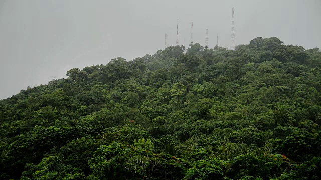 雨点运动与云风暴在山上视频素材