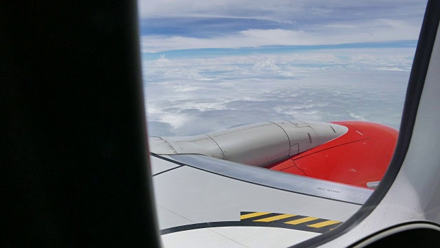 云透过飞机看天空，乘飞机旅行。在云层上飞行。视频素材