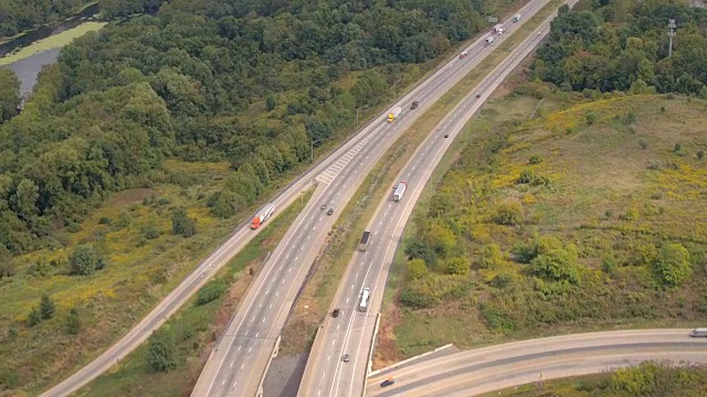 天线:在繁忙繁忙的高速公路上与斜坡交汇处的交汇处视频素材