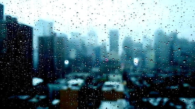 小雨打在窗口。气候变化雨天视频素材