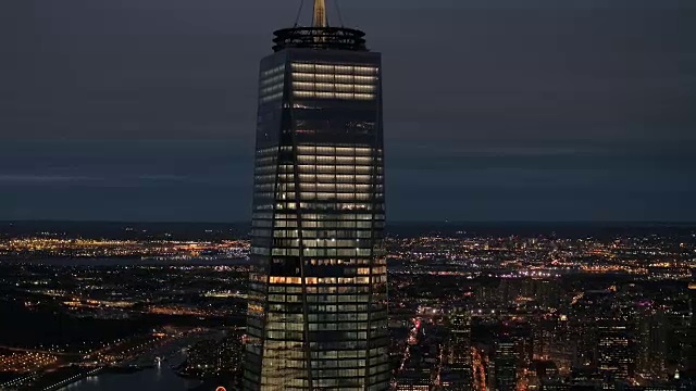 空中特写:世界贸易中心一号楼的办公室夜景视频素材