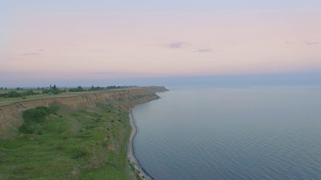 海岸线在海上。在海面和悬崖上飞行视频下载