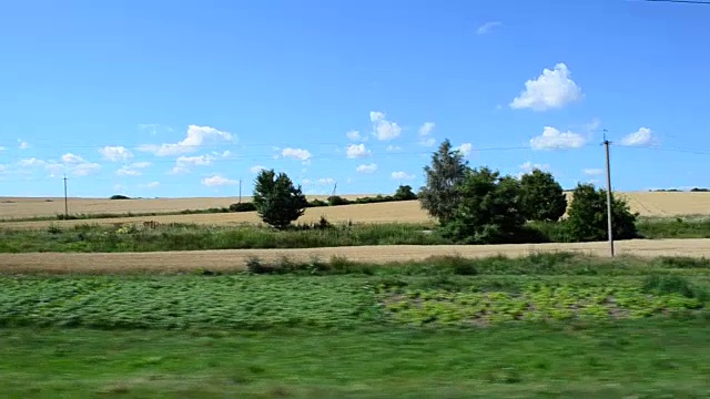 从火车上看到的田野。视频素材