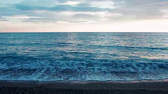 美丽的野生海滩与绿松石蓝色的海浪飞溅-海滨景观背景视频视频下载