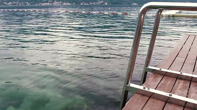 美丽宁静的夏季风景-海，木制码头和海梯-夏季视频背景视频下载