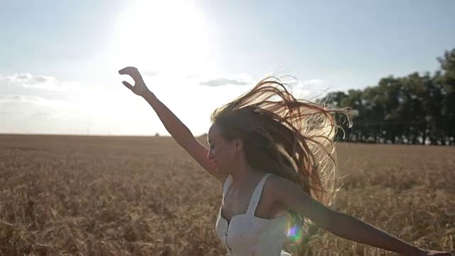 迷人的女人在夏天享受自然视频素材