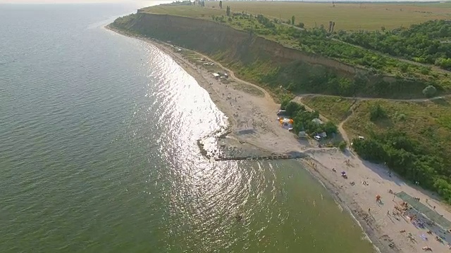 空中海滩和人们在水里游泳视频下载