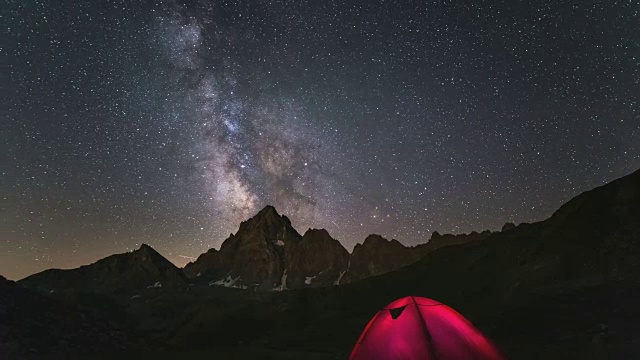 银河系的时间流逝在阿尔卑斯山上空旋转视频素材