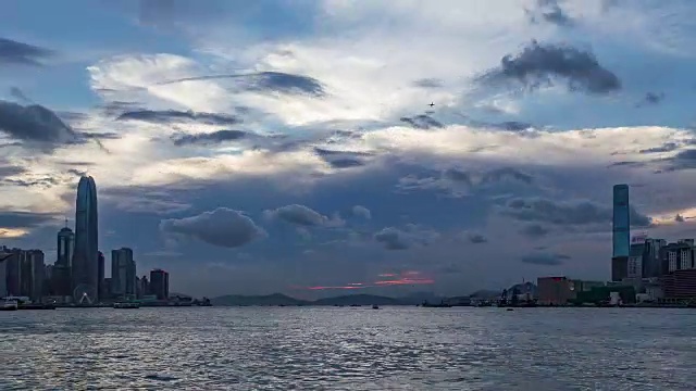 香港，海区有香港岛和九龙的城市景观，从早到晚，日落视频下载