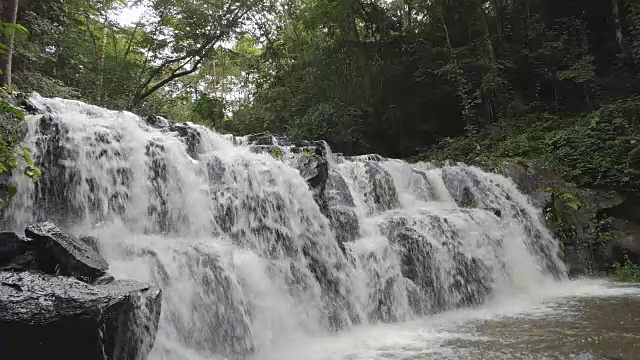 热带雨林中的瀑布。视频素材