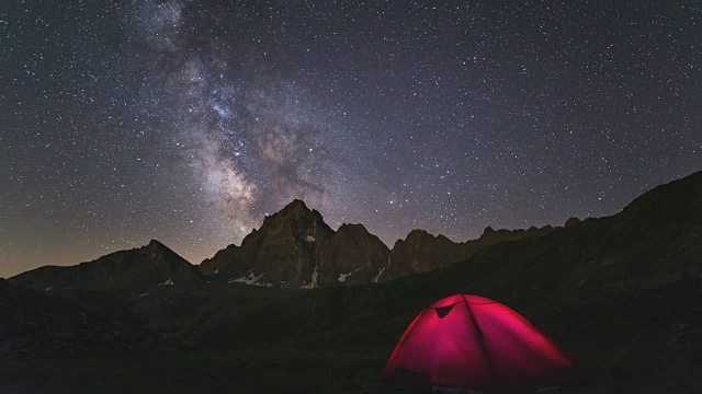 银河系的时间流逝在阿尔卑斯山上空旋转视频素材