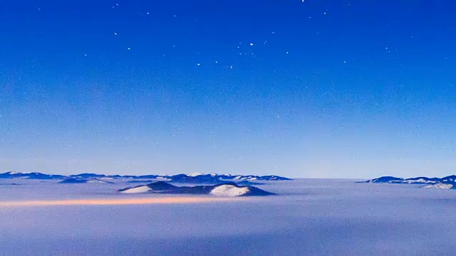 雾在冬天的山上移动，天空是星形的视频素材