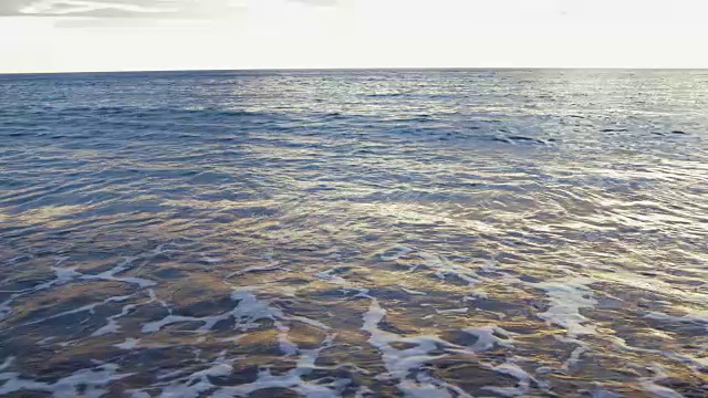 海浪溅在美丽的海滩在日落-慢动作海滩夏季背景视频下载