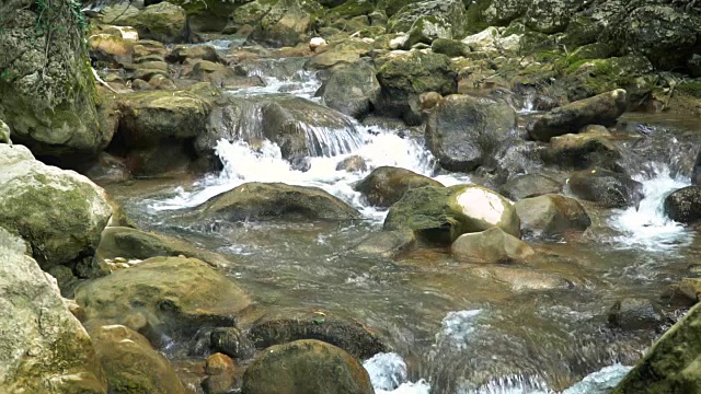 克里米亚山河的慢镜头视频素材