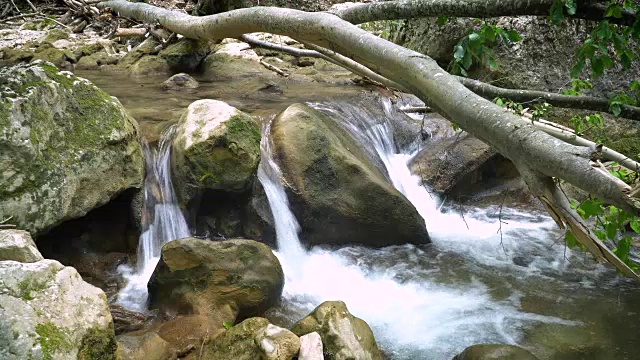 克里米亚山区河流上的瀑布视频素材