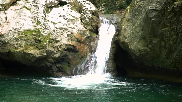 克里米亚山间河流上的瀑布视频素材