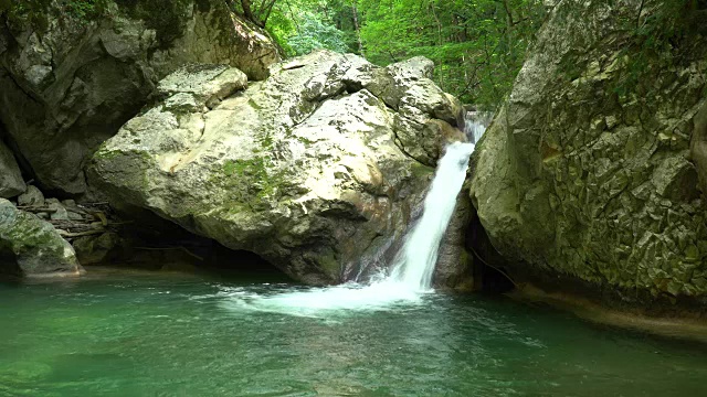 克里米亚山区河流上的瀑布视频素材