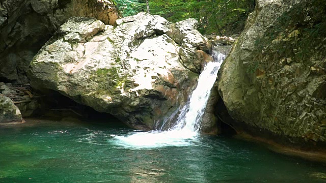 克里米亚山间河流上的瀑布视频素材