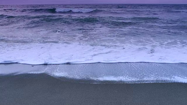 海岸上的波浪，暴风雨的海滩海岸线，海景卵石岩石视频素材