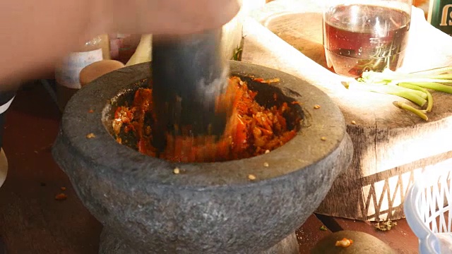 用手在石臼中捣碎香料视频素材