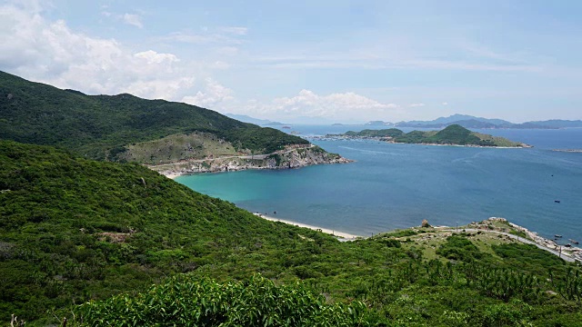 夏日海湾和海岸的海景，随着时间的推移，白云在奔跑视频素材