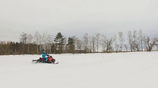 在雪地摩托上比赛视频素材