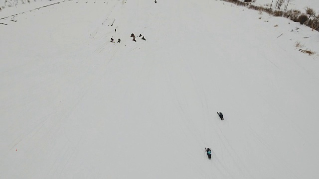 在雪地摩托上比赛视频素材