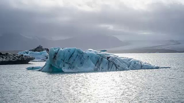 冰山从冰川上断裂，漂浮在泻湖上视频素材