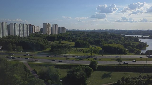 繁忙的道路、河流和公寓楼鸟瞰图视频素材