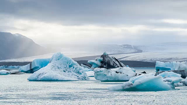 Jokulsarlon冰川湖中美丽的蓝色冰山视频素材