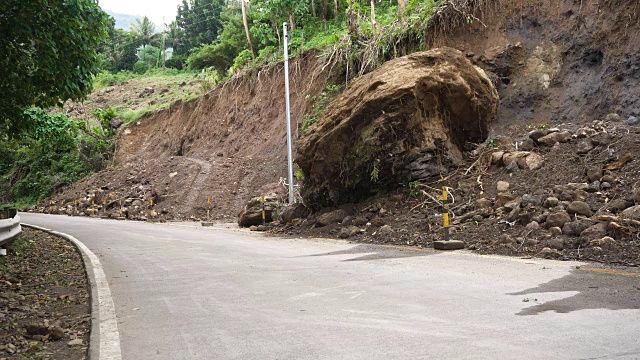 菲律宾卡米圭因岛山路上发生滑坡视频素材